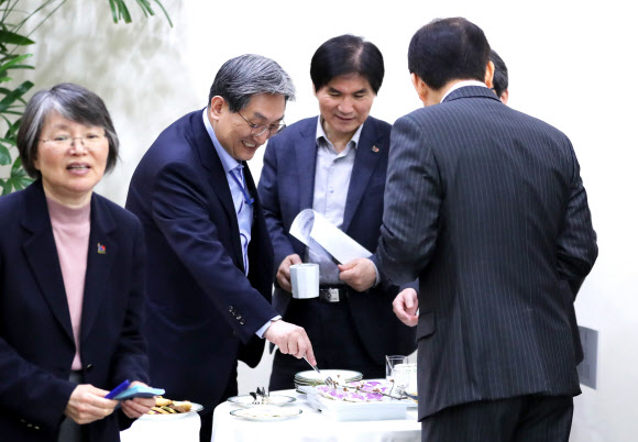 노영민 대통령 비서실장을 비롯한 수석 보좌진이 25일 오후 청와대에서 열린 수석보좌관 회의에서 김정숙 여사가 만들어 참석자들에게 제공한 ‘진달래 화전’을 맛보고 있다. 2019.3.25  연합뉴스