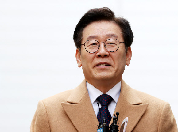 이재명 경기지사가 수원지법 성남지원 13차 공판에 출석하기위해 법정에 들어서고 있다. 2019.03.25 (연합뉴스)