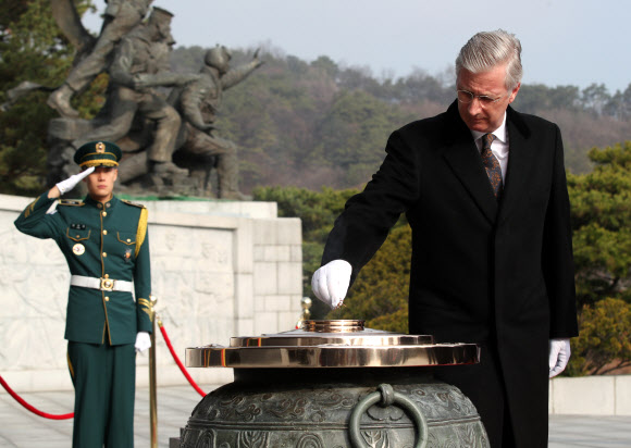 현충탑 분향하는 필리프 벨기에 국왕