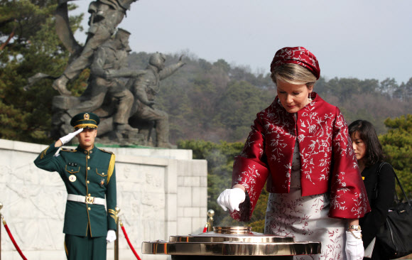 현충탑 분향하는 마틸드 벨기에 왕비