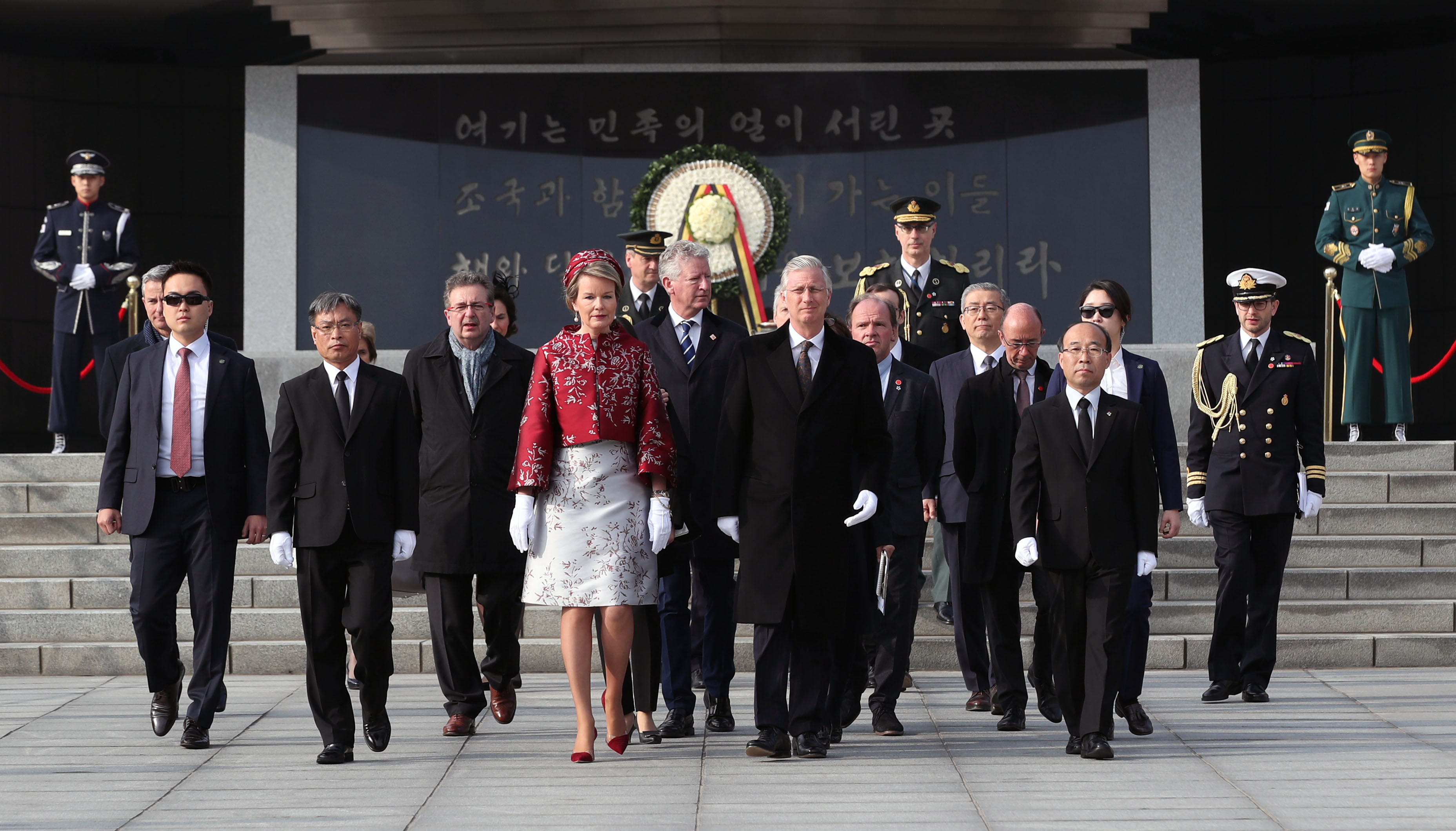 현충탑 참배 마친 필리프 벨기에 국왕 내외