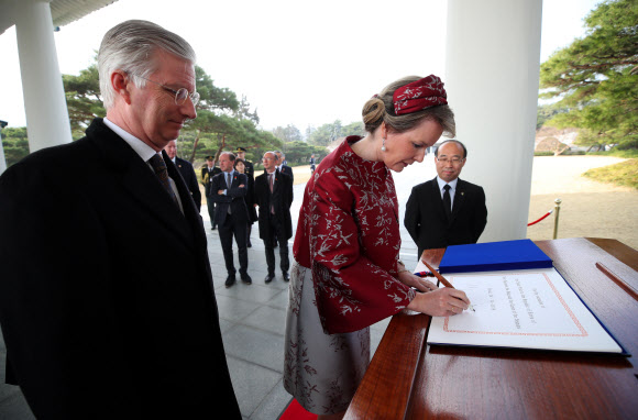 현충원 방명록 작성하는 필리프 벨기에 국왕 내외