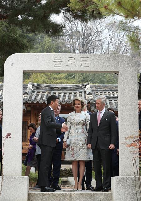 불로문 설명듣는 필립 벨기에 국왕