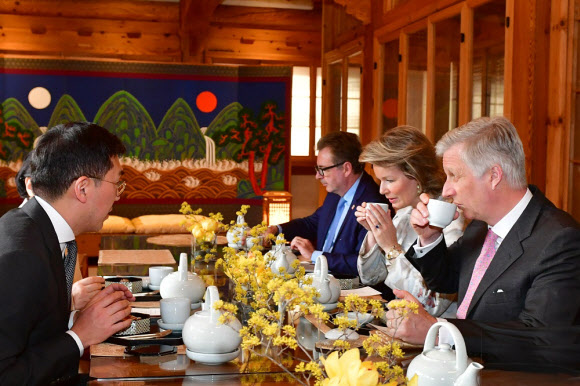 다도 체험하는 벨기에 국왕 내외