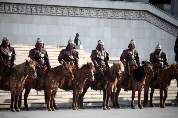 공식 환영식에 등장한 몽골 기마병들