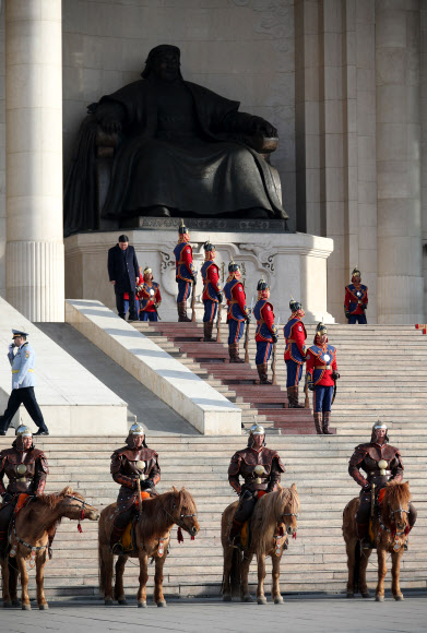공식 환영식에 등장한 몽골 기마병들