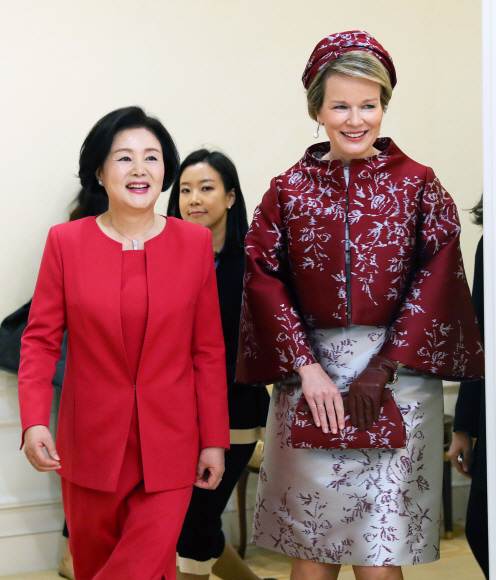 문재인 대통령의 부인 김정숙 여사가 26일 오전 청와대 본관에서 국빈방문한 필립 벨기에 국왕의 부인 마틸드 필립 왕비와 환담하러 입장하고 있다. 2019. 3. 26. 도준석 기자 pado@seoul.co.kr