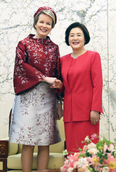 문재인 대통령의 부인 김정숙 여사가 26일 오전 청와대 본관에서 국빈방문한 필립 벨기에 국왕의 부인 마틸드 필립 왕비와 만나 인사하고 있다. 2019. 3. 26. 도준석 기자 pado@seoul.co.kr