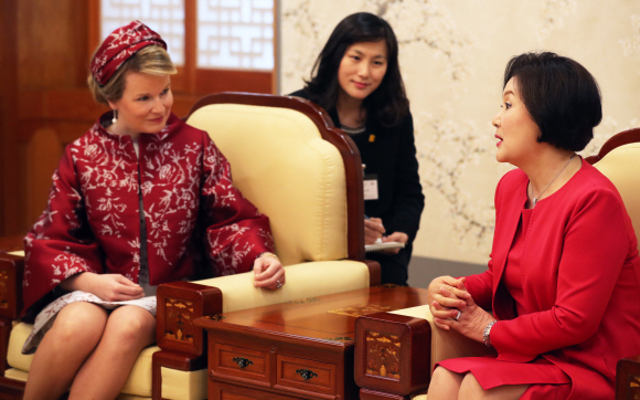 문재인 대통령의 부인 김정숙 여사가 26일 오전 청와대 본관에서 국빈방문한 필립 벨기에 국왕의 부인 마틸드 필립 왕비와 만나 환담하고 있다. 2019. 3. 26. 도준석 기자 pado@seoul.co.kr