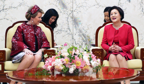 문재인 대통령의 부인 김정숙 여사가 26일 오전 청와대 본관에서 국빈방문한 필립 벨기에 국왕의 부인 마틸드 필립 왕비와 만나 환담하고 있다. 2019. 3. 26. 도준석 기자 pado@seoul.co.kr