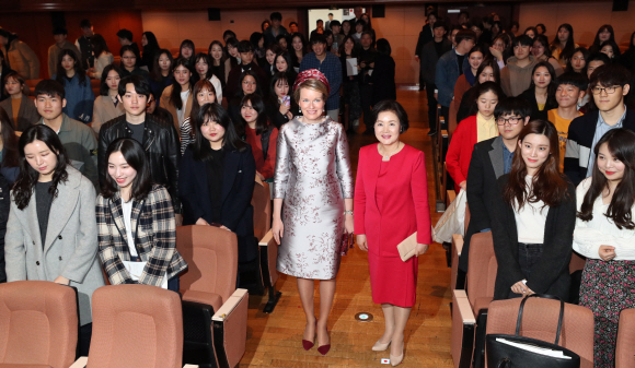 문재인 대통령의 부인 김정숙 여사와 국빈방문한 필립 벨기에 국왕의 부인 마틸드 필립 왕비가 26일 오후 서울 서초구 한국예술종합학교 서초캠퍼스 크누아홀에서 열린 소규모 음악회를 감상한 뒤 학생들과 기념시진을 찍고 있다. 한국예술종합학교 방문은 벨기에 브뤼셀에서 열리는 세계적 권위의 ‘퀸 엘리자베스 콩쿠르’에서 해마다 상위 입상하는 한국 음악가들의 성과에 주목한 마틸드 왕비가 콩쿠르 심사위원인 피아니스트 김대진 음악원장 및 학생들과의 만남을 희망해 이뤄졌다. 2019. 3. 26. 도준석 기자 pado@seoul.co.kr