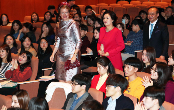 문재인 대통령의 부인 김정숙 여사와 국빈방문한 필립 벨기에 국왕의 부인 마틸드 필립 왕비가 26일 오후 서울 서초구 한국예술종합학교 서초캠퍼스를 찾아 크누아홀에서 열린 소규모 음악회 감상을 하러 입장하고 있다. 한국예술종합학교 방문은 벨기에 브뤼셀에서 열리는 세계적 권위의 ‘퀸 엘리자베스 콩쿠르’에서 해마다 상위 입상하는 한국 음악가들의 성과에 주목한 마틸드 왕비가 콩쿠르 심사위원인 피아니스트 김대진 음악원장 및 학생들과의 만남을 희망해 이뤄졌다. 2019. 3. 26. 도준석 기자 pado@seoul.co.kr
