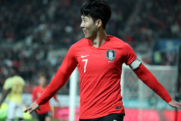 첫 골, 환호하는 손흥민