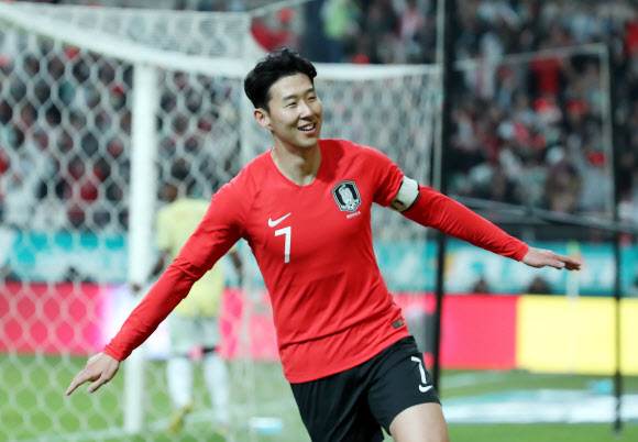 미소짓는 손흥민