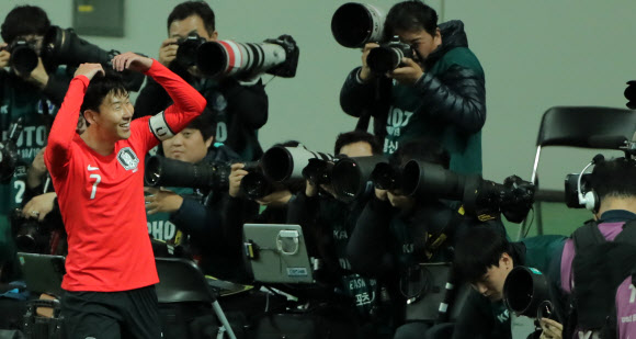 첫 골, 환호하는 손흥민