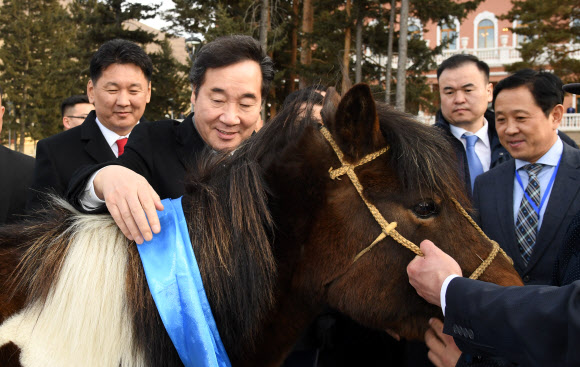 몽골 말 선물받은 이낙연 총리