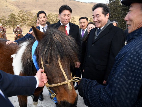 몽골 말 선물받은 이낙연 총리