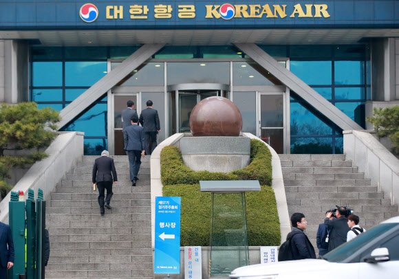 27일 오전 서울 강서구 대한항공 본사에서 정기 주주총회를 앞두고  참석자들이 건물로 들어가고 있다. 2019.3.27  연합뉴스