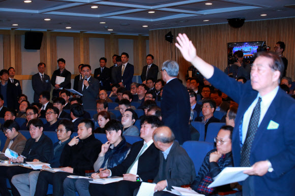 27일 오전 서울 강서구 대한항공 본사에서 열린 정기 주주총회에서 주주 대리인 바른미래당 채이배 의원 발언에 주주들이 항의하고 있다. 2019.3.27  연합뉴스