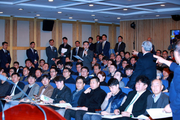 27일 오전 서울 강서구 대한항공 본사에서 열린 정기 주주총회에서 주주 대리인 바른미래당 채이배 의원 발언에 주주들이 항의하고 있다. 2019.3.27  연합뉴스