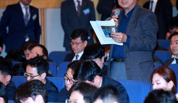 27일 오전 서울 강서구 대한항공 본사에서 열린 정기 주주총회에서 한 주주가 조양호 회장의 모습이 담긴 책자를 들고 발언하고 있다. 2019.3.27  연합뉴스