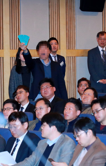 27일 오전 서울 강서구 대한항공 본사에서 열린 정기 주주총회에서 1호 의안이 통과하자 반대표 주주가 항의하고 있다. 2019.3.27  연합뉴스