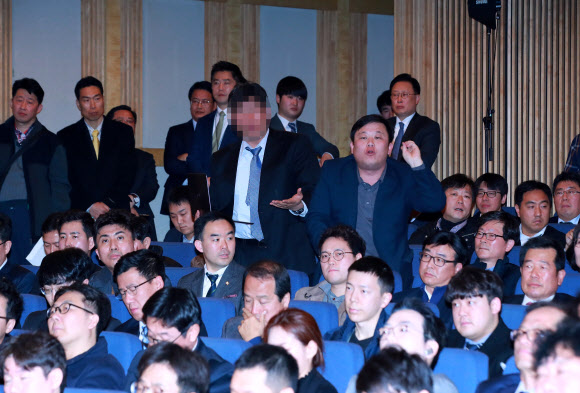 27일 오전 서울 강서구 대한항공 본사에서 열린 정기 주주총회에서 안진걸 민생경제연구소 소장(오른쪽) 등이 현장 반대표 미확인을 항의하고 있다. 2019.3.27  연합뉴스