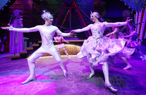 27일 오전 인천시 중구 파라다이스시티에서 열린 ‘실내 테마파크 원더박스 공개행사’에서 공연단이 퍼포먼스 ‘루나 카니발’을 선보이고 있다. 루나 카니발은 음악·춤·미디어아트가 어우러진 공연이다. 원더박스는 이달 31일 공식 개장한다. 2019.3.27  연합뉴스