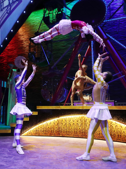 27일 오전 인천시 중구 파라다이스시티에서 열린 ‘실내 테마파크 원더박스 공개행사’에서 공연단이 퍼포먼스 ‘루나 카니발’을 선보이고 있다. 루나 카니발은 음악·춤·미디어아트가 어우러진 공연이다. 원더박스는 이달 31일 공식 개장한다. 2019.3.27  연합뉴스