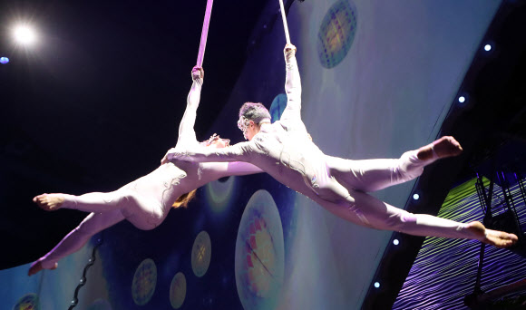 27일 오전 인천시 중구 파라다이스시티에서 열린 ‘실내 테마파크 원더박스 공개행사’에서 공연단이 퍼포먼스 ‘루나 카니발’을 선보이고 있다. 루나 카니발은 음악·춤·미디어아트가 어우러진 공연이다. 원더박스는 이달 31일 공식 개장한다. 2019.3.27  연합뉴스