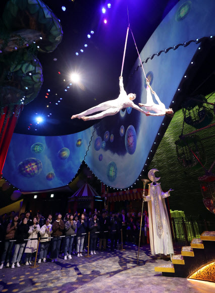 27일 오전 인천시 중구 파라다이스시티에서 열린 ‘실내 테마파크 원더박스 공개행사’에서 공연단이 퍼포먼스 ‘루나 카니발’을 선보이고 있다. 루나 카니발은 음악·춤·미디어아트가 어우러진 공연이다. 원더박스는 이달 31일 공식 개장한다. 2019.3.27  연합뉴스