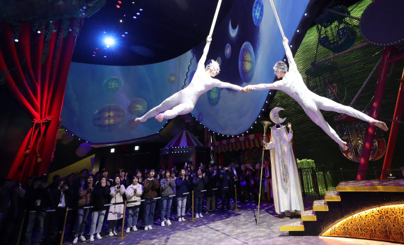 27일 오전 인천시 중구 파라다이스시티에서 열린 ‘실내 테마파크 원더박스 공개행사’에서 공연단이 퍼포먼스 ‘루나 카니발’을 선보이고 있다. 루나 카니발은 음악·춤·미디어아트가 어우러진 공연이다. 원더박스는 이달 31일 공식 개장한다. 2019.3.27  연합뉴스