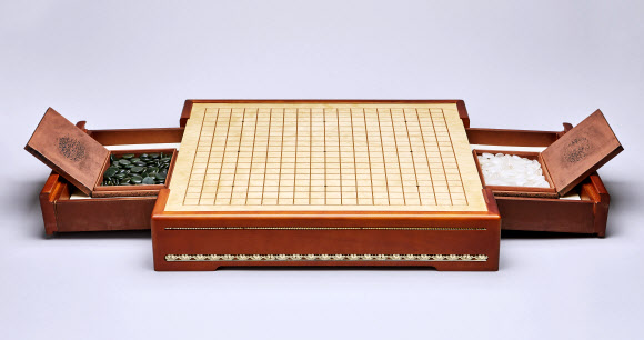 청와대가 4월 2일부터 6월 30일까지 사랑채에서 정상외교 선물 특별전 《대한민국에 드립니다.》를 연다. 이번에 공개하는 정상외교 선물은 문재인 정부 출범 이후 세계 각국 정상과 주요 인사들로부터 받은 선물로서 약 70점을 실물로 공개한다. 사진은 지난 2017년 12월 중국을 방문해 시진핑 중국 국가주석에게서 받은 ‘바둑 세트’로 바둑판은 홍목으로 제작되었으며, 바둑돌은 청옥과 백옥으로 만들어져 있다. 2019.3.27  청와대 제공