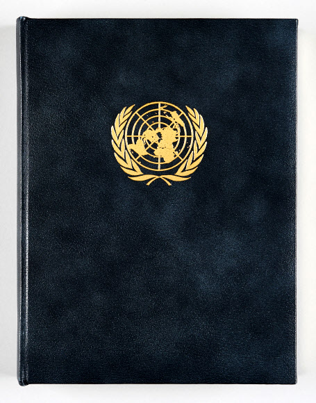 청와대가 4월 2일부터 6월 30일까지 사랑채에서 정상외교 선물 특별전 《대한민국에 드립니다.》를 연다. 이번에 공개하는 정상외교 선물은 문재인 정부 출범 이후 세계 각국 정상과 주요 인사들로부터 받은 선물로서 약 70점을 실물로 공개한다. 사진은 안토니오 구테헤스 유엔 사무총장이 지난 2018년 2월 평창동계올림픽 참석차 우리나라를 방문하였을 때 선물한 ‘유엔 헌장’. 2019.3.27  청와대 제공