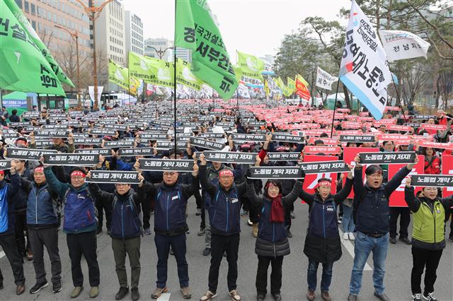 민주노총 조합원들이 27일 서울 여의도 국회 앞에서 열린 ‘국제노동기구(ILO) 핵심협약 비준과 노동기본권 쟁취 전국노동자대회’에서 손피켓을 들고 구호를 외치고 있다. 2019.3.27 뉴스1