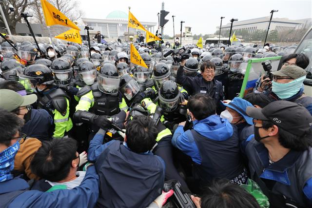 민주노총 조합원들이 27일 서울 여의도 국회 앞에서 열린 ‘국제노동기구(ILO) 핵심협약 비준과 노동기본권 쟁취 전국노동자대회’에서 경찰과 대치하고 있다. 2019.3.27 뉴스1