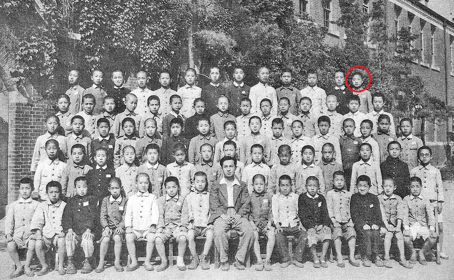 1947년 인천창영국민학교 37회 6학년 1반 졸업 기념사진