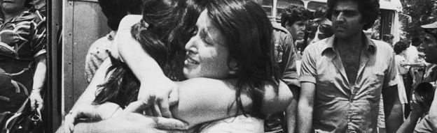 풀려난 이스라엘 승객이 1976년 7월 4일 귀국해 가족과 껴안으며 오열하고 있다. AFP 자료사진 