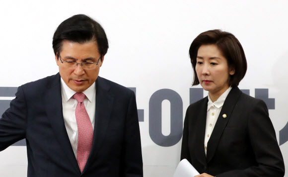 굳은 표정의 황교안 대표