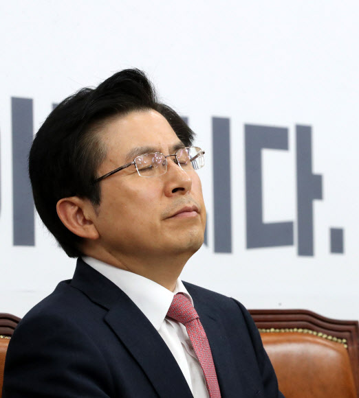 황교안 대표, 굳은 표정