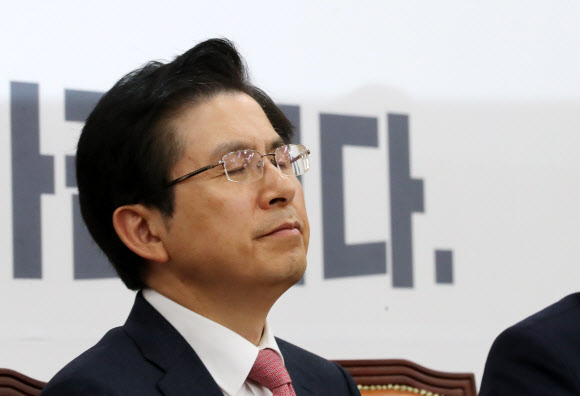 심각한 표정의 황교안 대표