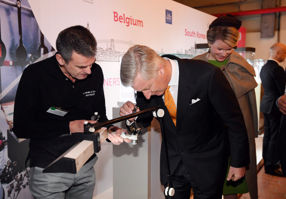 국빈 방한 중인 필리프 벨기에 국왕과 마틸드 왕비가 28일 서울 성동구 성수동 에스팩토리에서 열린 ‘벨지안 라이프 페스티벌’ 개막식에 참석해 부스를 둘러보고 있다.2019. 3. 28. 박윤슬 기자 seul@seoul.co.kr