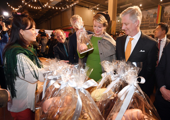 국빈 방한 중인 필리프 벨기에 국왕과 마틸드 왕비가 28일 서울 성동구 성수동 에스팩토리에서 열린 ‘벨지안 라이프 페스티벌’ 개막식에 참석해 부스를 둘러보고 있다.2019. 3. 28. 박윤슬 기자 seul@seoul.co.kr