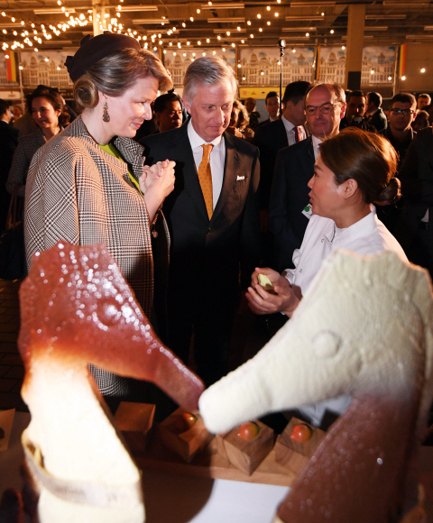 국빈 방한 중인 필리프 벨기에 국왕과 마틸드 왕비가 28일 서울 성동구 성수동 에스팩토리에서 열린 ‘벨지안 라이프 페스티벌’ 개막식에 참석해 부스를 둘러보고 있다.2019. 3. 28. 박윤슬 기자 seul@seoul.co.kr
