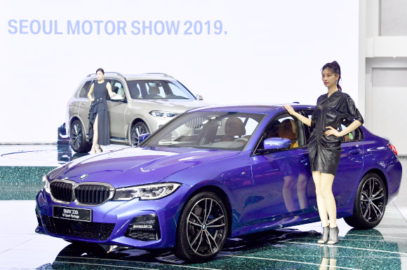 28일 경기도 킨텍스에서 열린 서울모토쇼 BMW부스에서 새롭게 선보인 신형 3시리즈 2리터 가솔린 모델과 X7이 전시되고 있다. 2019.3.28 박지환기자 popocar@seoul.co.kr