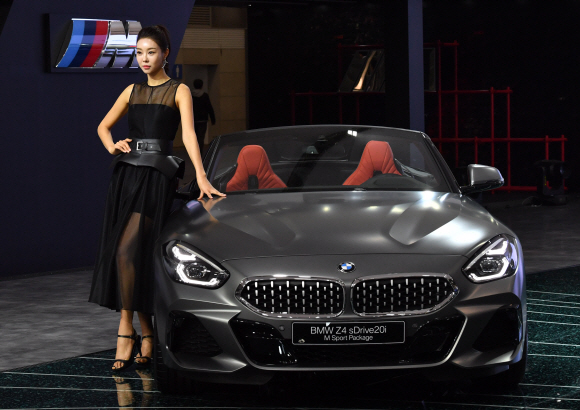 28일 경기도 킨텍스에서 열린 서울모토쇼 BMW부스에서 새롭게 선보인 신형 Z4시리즈 모델이 전시되고 있다.  2019.3.28 박지환기자 popocar@seoul.co.kr