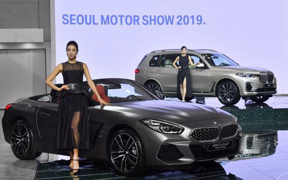 28일 경기도 킨텍스에서 열린 서울모토쇼 BMW부스에서 새롭게 선보인 신형 3시리즈 2리터 가솔린 모델과 X7이 전시되고 있다. 2019.3.28 박지환기자 popocar@seoul.co.kr
