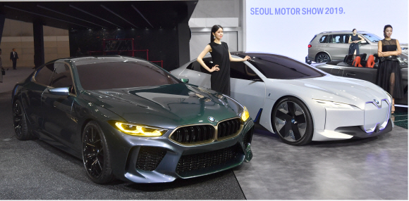 28일 경기도 킨텍스에서 열린 서울모토쇼 BMW부스에서 새롭게 선보인 M8 그란쿠페와 신형 전기차 콘셉트카가 전시되고 있다. 2019.3.28 박지환기자 popocar@seoul.co.kr