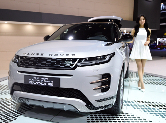 28일 경기도 킨텍스에서 열린 서울모토쇼 레인지로버 부스에서 새롭게 선보인 레인지로보의 엔트리급 SUV 신형 이보크가 전시되어 있다. 2019.3.28 박지환기자 popocar@seoul.co.kr