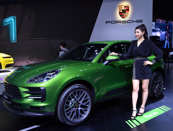 28일 경기도 킨텍스에서 열린 서울모토쇼 포르쉐 부스에서 새롭게 선보인 엔트리급 suv 신형마칸이쿠전시되어 있다. 2019.3.28 박지환기자 popocar@seoul.co.kr